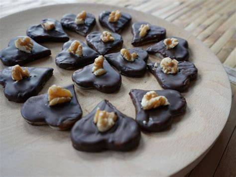 Verschiedene Dekorationsarten für Schoko-Marzipan-Herzen