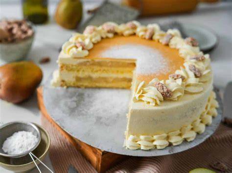 Verschiedene Dekorationsideen für die Birnen-Karamell-Torte: Drip, Nüsse, Marzipan, Birnenchips