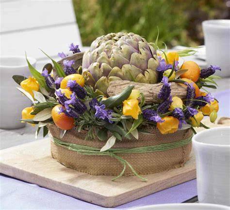 Verschiedene Dekorationsmöglichkeiten für Käsetorten mit Früchten, Blumen und Kräutern