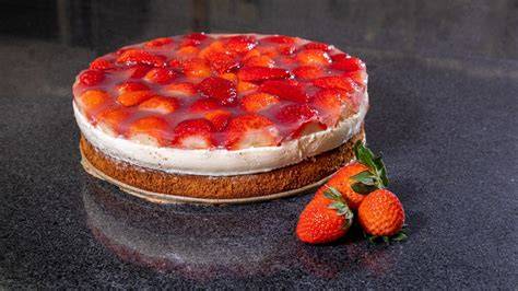 Verschiedene Dekorationsvorschläge für Erdbeertorte (Blumenwiese, Krone, Rennauto)