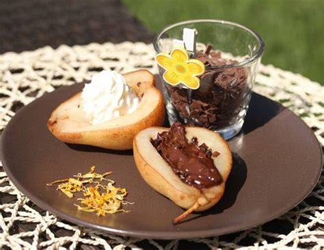 Verschiedene Dessert-Toppings für gegrillte Birne