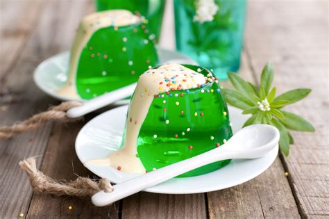 Verschiedene Dessert-Varianten mit Wackelpudding und Pudding