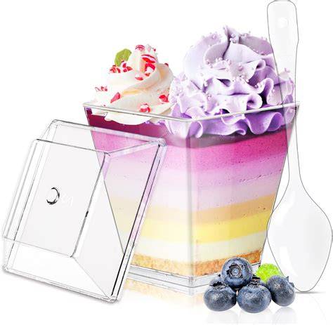 Verschiedene Dessertbecher mit passenden Deckeln nebeneinander