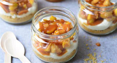 Verschiedene Dessertgläser mit Karamell, Nüssen und Keksbröseln