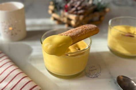 Verschiedene Dessertklassiker: Flan, Zabaione, Apfelstrudel, Schokoladenmousse