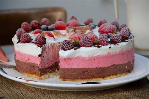 Verschiedene Desserts: Kuchen, Eis, Früchte