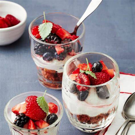 Verschiedene Desserts mit Beeren