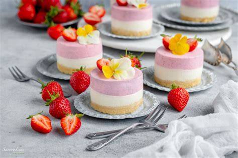 Verschiedene Desserts mit weißer Schokolade: Blondies, Mousse, Törtchen