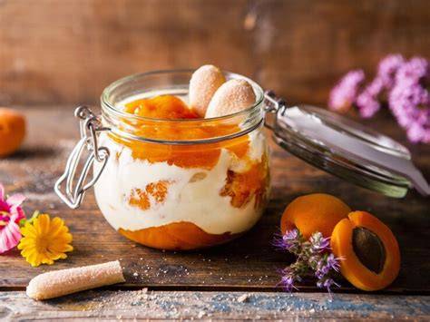 Verschiedene Dessertvarianten mit Aprikosen
