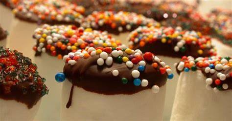 Verschiedene Dip-Zutaten: Obst, Marshmallows, Kekse