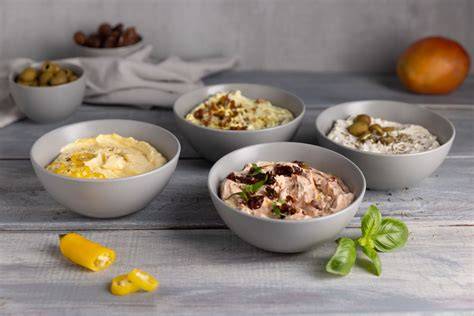 Verschiedene Dips in kleinen Schalen: Mayonnaise, Frischkäse, Crème-fraîche