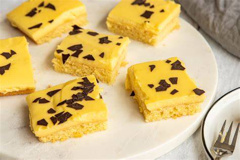 Verschiedene Eierlikörkuchen vom Blech, Varianten mit Früchten, Schokolade und Keksdekor