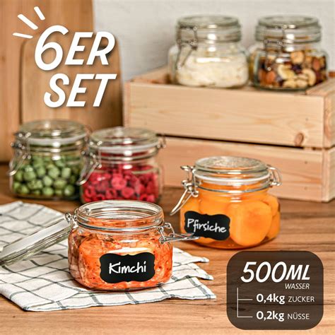Verschiedene Einmachgläser mit Etiketten