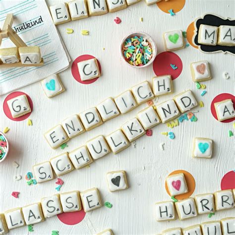 Verschiedene Einschulungs-Kekse: Herz, Buntstift, Scrabble