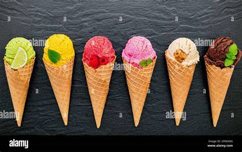 Verschiedene Eissorten aus Elli: Vanille, Erdbeer-Sorbet, Schokolade