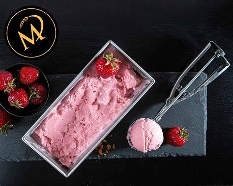 Verschiedene Eisvariationen: Erdbeereis, Sorbet und Frozen Joghurt