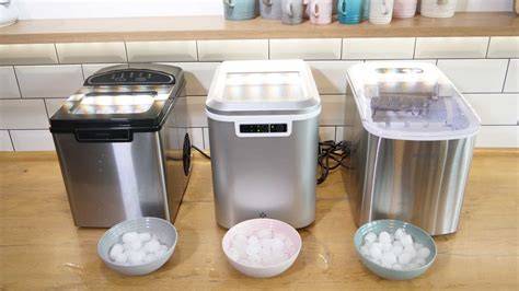 Verschiedene Eiswürfelmaschinen im Test mit erklärenden Icons zu Funktion, Größe und Besonderheiten