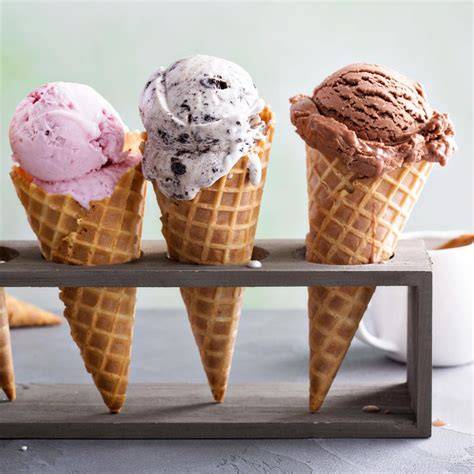 Verschiedene Eiswaffeln nebeneinander: Hörnchen, Schale und Sandwich