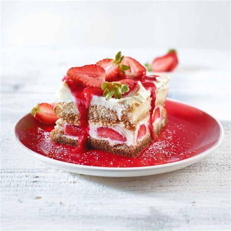 Verschiedene Erdbeer-Schokoladen-Desserts nebeneinander angerichtet