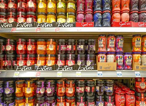 Verschiedene Erdbeermarmeladen in Gläsern im Supermarkt