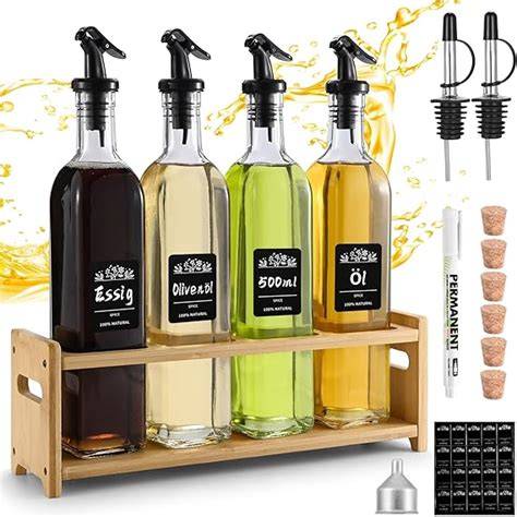 Verschiedene Essig- und Ölflaschen: Balsamico, Weißweinessig, Olivenöl, Kräuteröl