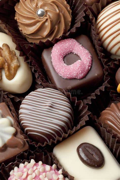 Verschiedene Füllungen und fertig dekorierte Pralinen
