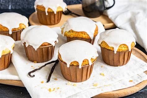 Verschiedene Farben von selbstgemachtem Zuckerguss auf Muffins