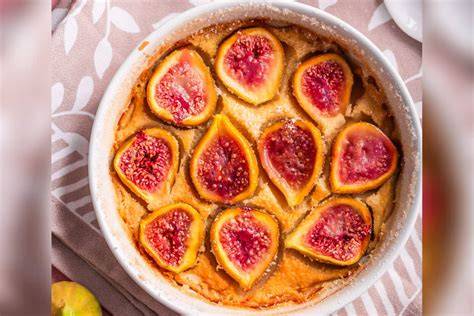 Verschiedene Feigen-Desserts: Kuchen, eingelegte Feigen, karamellisierte Feigen