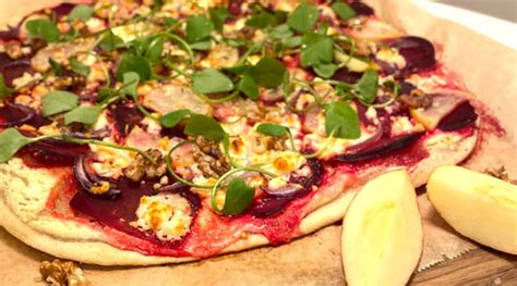 Verschiedene Flammkuchen mit Roten Rüben, Feta und Honig