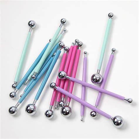 Verschiedene Fondant Modellierwerkzeuge: Ball Tool, Veiner, Skalpell, Extruder