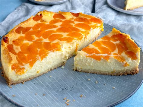 Verschiedene Früchtetoppings auf Schmandkuchen