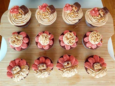 Verschiedene Frosting-Varianten auf Cupcakes