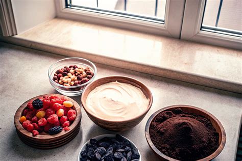 Verschiedene Frucht-Pralinen und Zutaten
