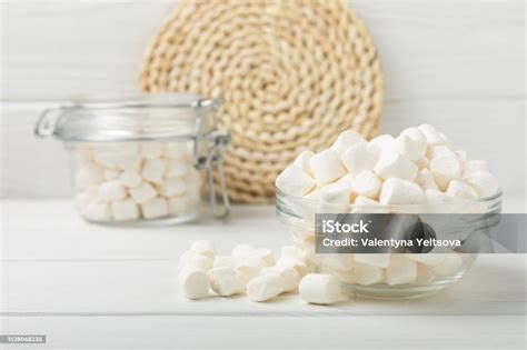 Verschiedene Fruchtpürees in Schalen und Gläsern
