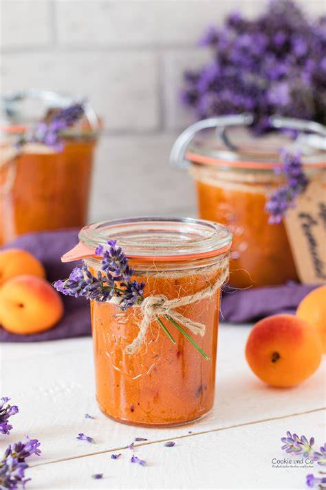 Verschiedene Fruchtvarianten: Aprikosen-, Orangen- und Kirschmarmelade mit Whisky