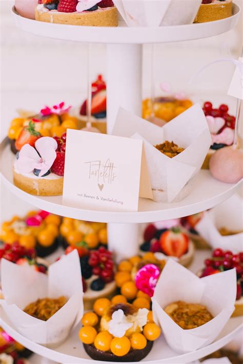 Verschiedene Gebäcke am Sweet Table zur Feier