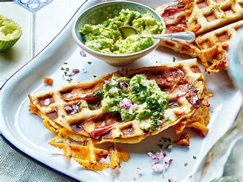 Verschiedene Gerichte im Waffeleisen: Bacon, Quesadillas, Omelett und Waffel-Pizza