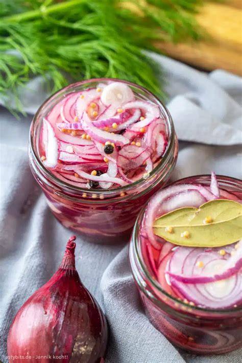Verschiedene Gerichte mit pinken Zwiebeln als Topping: Burger, Bowl, Salat