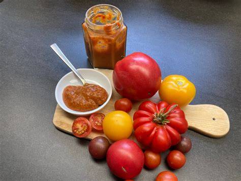 Verschiedene Gewürze und Datteln für Ketchup