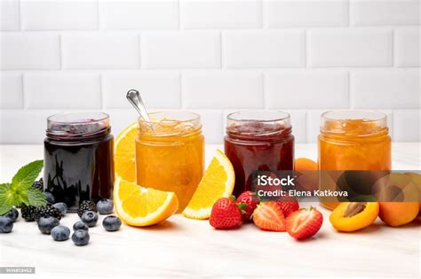 Verschiedene Gläser Bio Marmelade