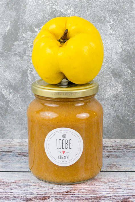 Verschiedene Gläser Quittenmarmelade mit aromatischen Zutaten: Zimt, Vanille, Sternanis