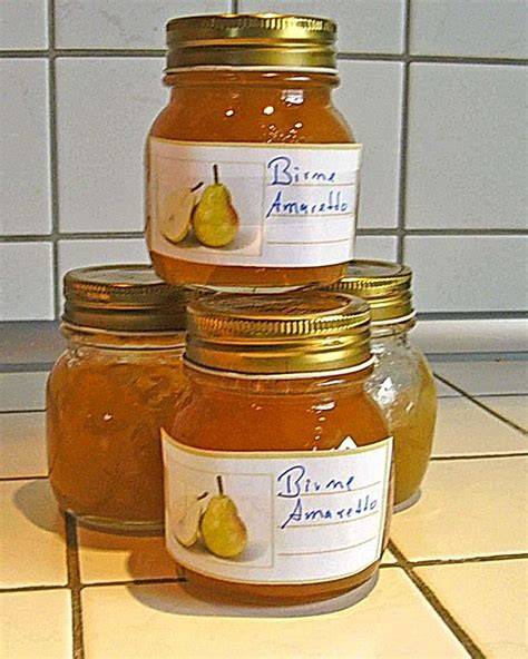 Verschiedene Gläser mit Birnenmarmelade in unterschiedlichen Geschmacksrichtungen