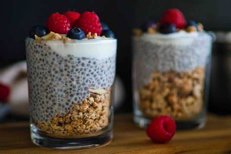 Verschiedene Gläser mit Chia Pudding und Toppings