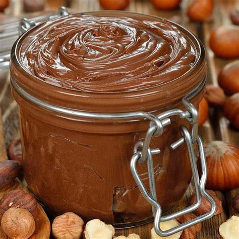 Verschiedene Gläser mit Nuss‑Nougat‑Creme: hell, dunkel, mit Nussstücken