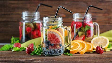 Verschiedene Gläser mit buntem Infused Water