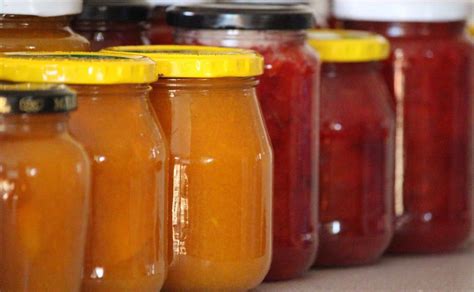 Verschiedene Gläser mit fruchtigen Marmeladen und Gelees