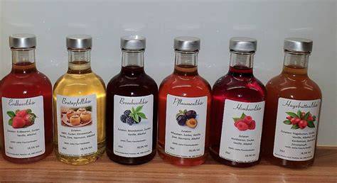 Verschiedene Gläser mit selbstgemachter Mirabellen-Brombeer-Marmelade
