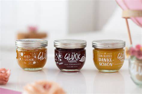 Verschiedene Glück Marmelade Sorten auf einem Frühstückstisch