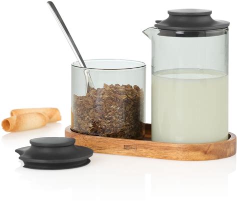 Verschiedene Glasgrößen für Milch und Zucker am Vergleichstisch