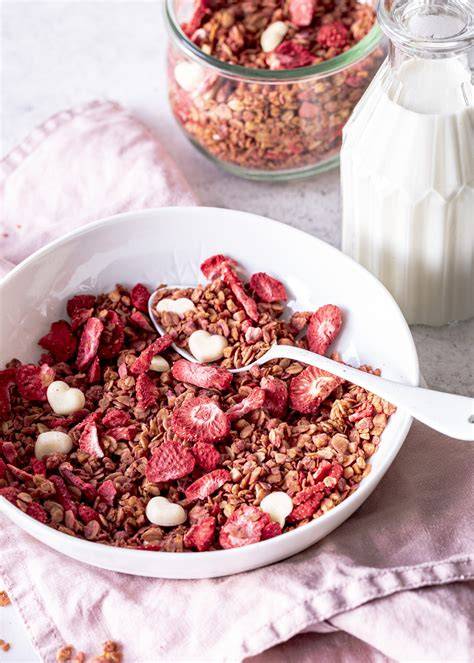Verschiedene Granola-Varianten mit weißer Schokolade